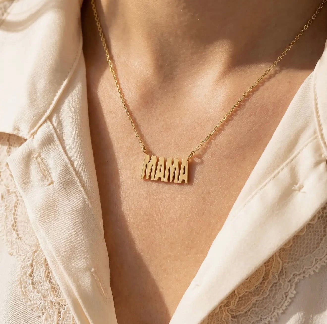 Mama pendant in bold